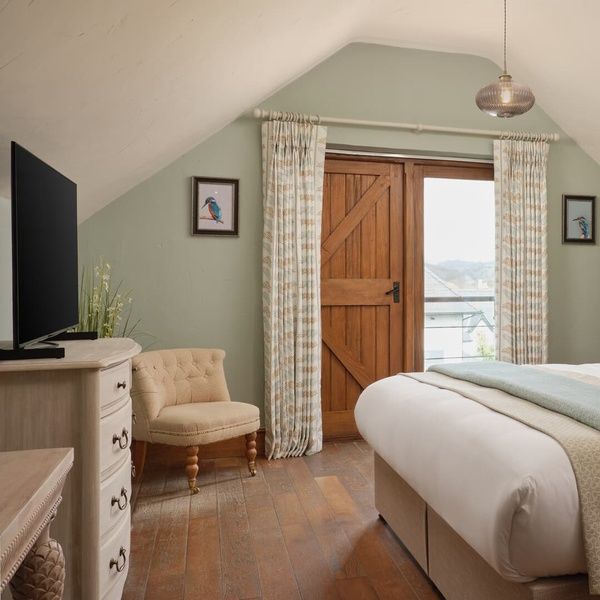 Kindly Kingfisher - Deluxe King with Balcony