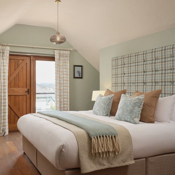 Kindly Kingfisher - Deluxe King with Balcony